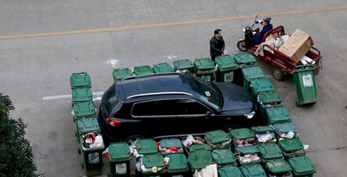 隨意亂停車，大爺搬垃圾桶怒攔私家車 