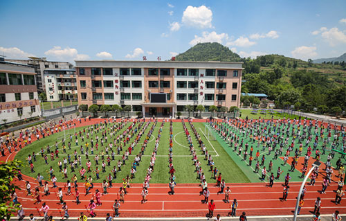 這家小學(xué)一個(gè)垃圾桶都沒(méi)有